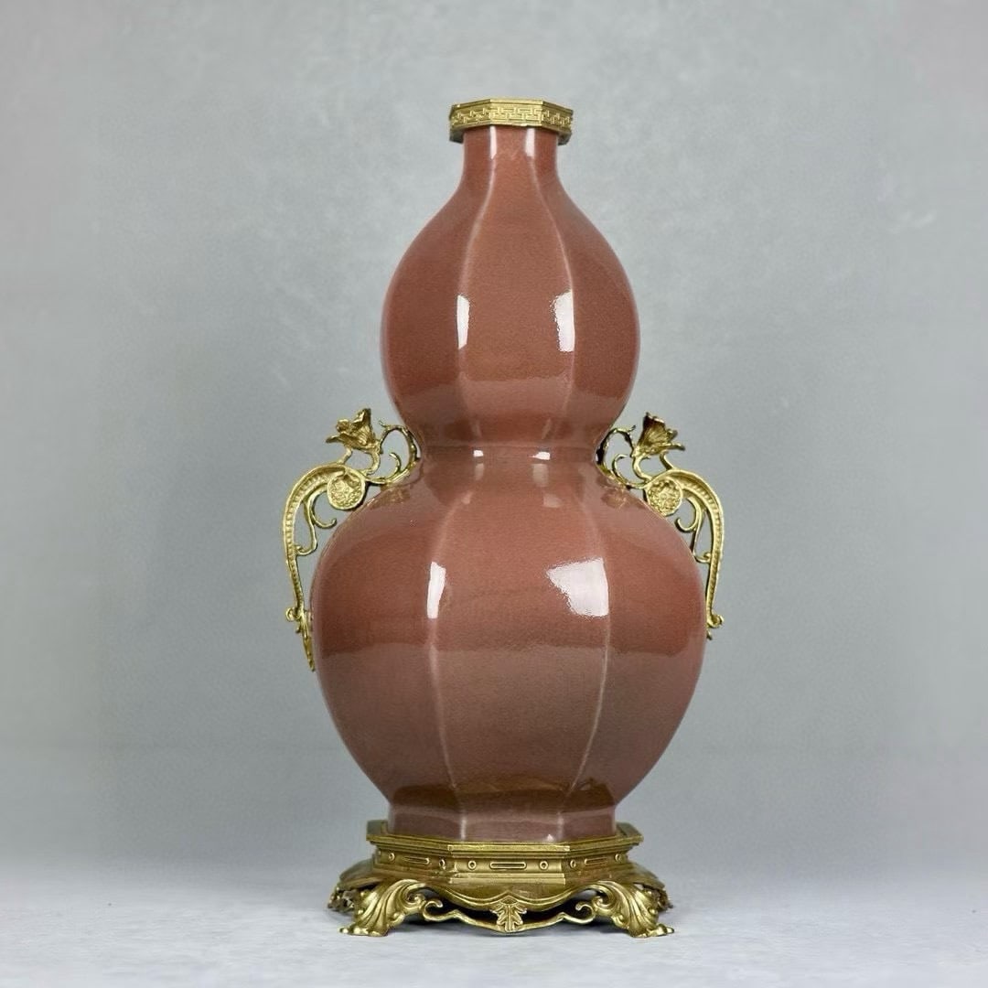 A beautiful jar bean red glazed copper entwined octagonal gourd bottle: Exquisite jar bean red glaze inlaid copper entwined pattern octagonal gourd bottle Size:H:50cm Calibre:7.5cm D:26cm Bottom:20cm (The Dimensions Of All Batches Are Manually Measured.If You Need More De