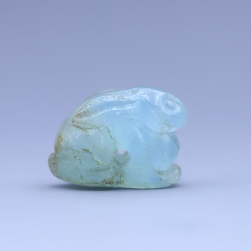 A beautiful aquamarine carved jade rabbit carving: Exquisite aquamarine round carved jade rabbit carving Size:H:2cm 2.75cm 1.6cm W:0.0119kg (The Dimensions Of All Batches Are Manually Measured.If You Need More Detailed Information, Please Contact Our 