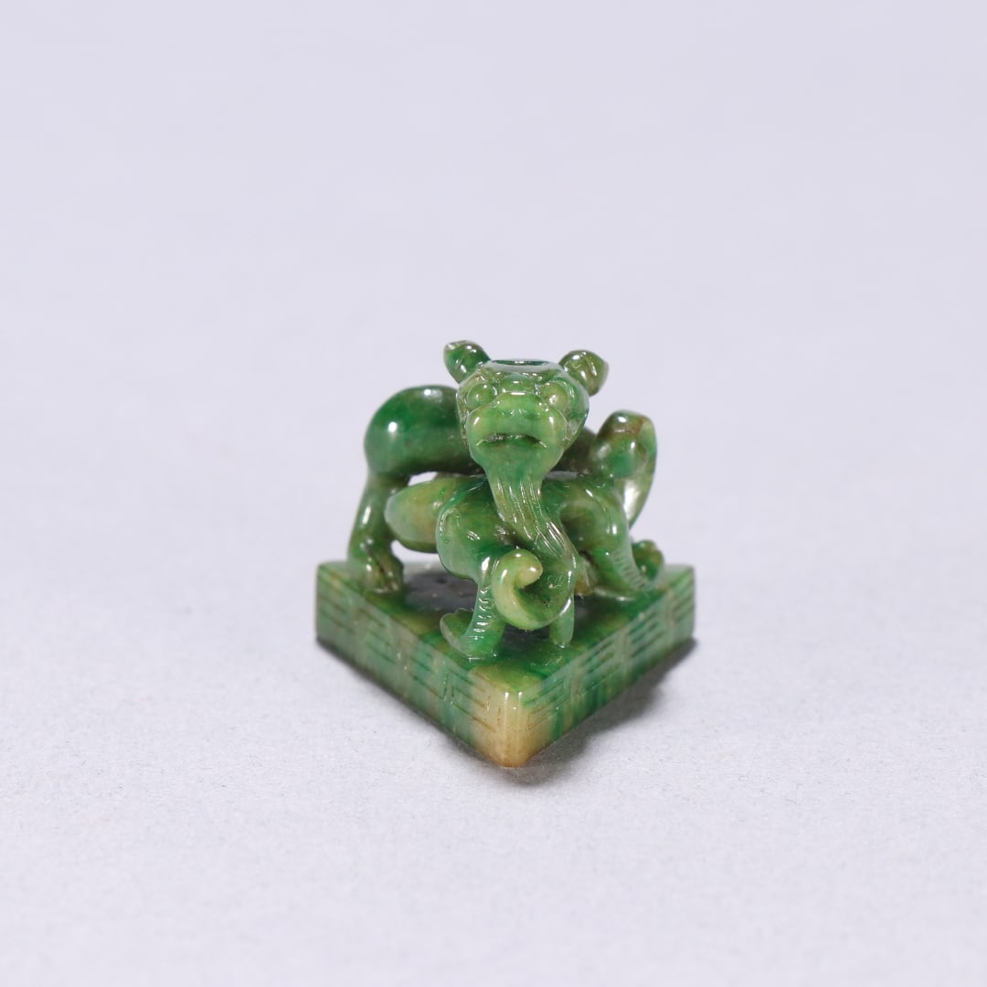 A jade dragon button seal of the Qing Dynasty: The jade dragon button seal of the Qing Dynasty Size:H:2.4cm W:2.6cm W:0.0132kg (The Dimensions Of All Batches Are Manually Measured.If You Need More Detailed Information, Please Contact Our Customer 