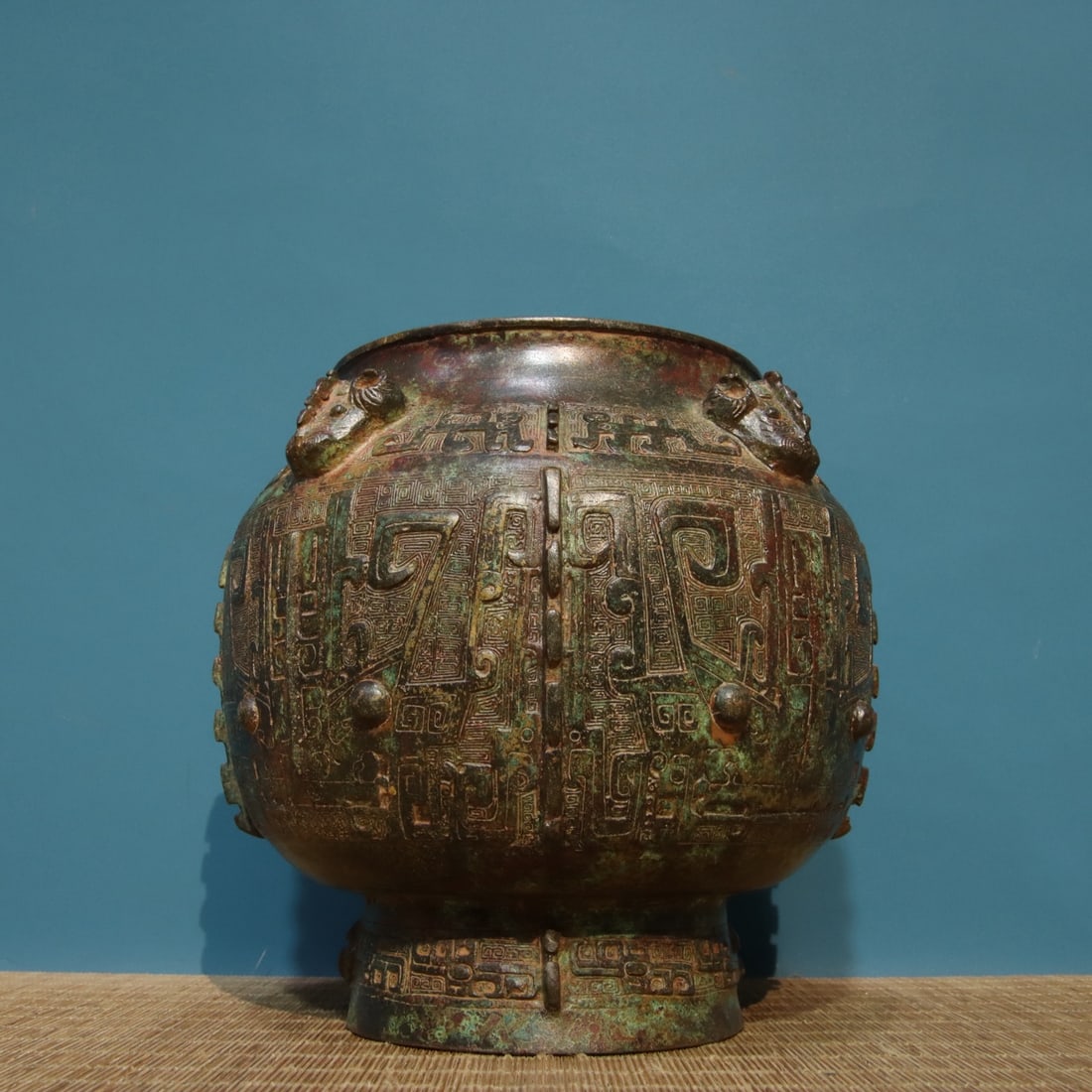 A fine bronze jar - 2