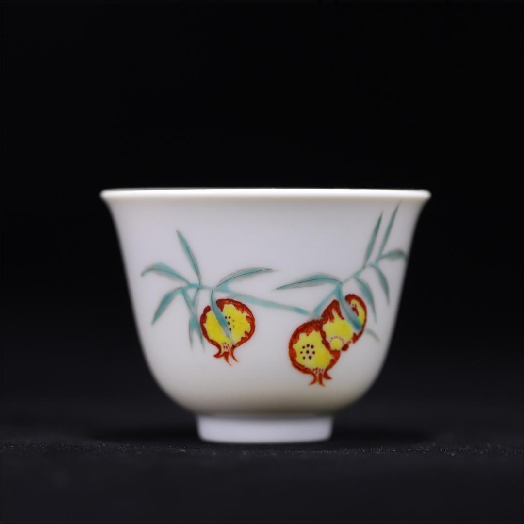 A pastel pomegranate butterfly pattern cup made in the Guangxu era of the Qing Dynasty: Pastel pomegranate butterfly pattern cup made in the Guangxu era of the Qing Dynasty Size:H:5.2x6.9cm (The Dimensions Of All Batches Are Manually Measured.If You Need More Detailed Information, Please