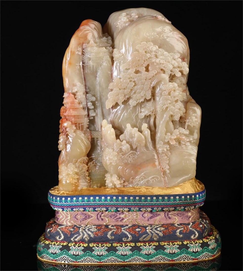 A beautiful Shoushan Shitian yellow: Exquisite Shoushan Shitian Huang Size:H:21cm W:16cm W:5.5kg (The Dimensions Of All Batches Are Manually Measured.If You Need More Detailed Information, Please Contact Our Customer Service Before Biddi