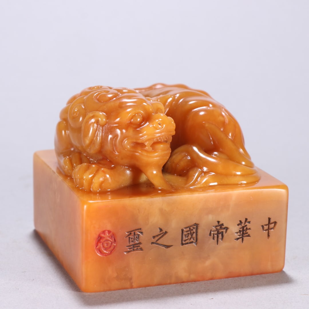 A Qing Dynasty Tian Huang stone auspicious beast button seal: Qing Dynasty's Tian Huang Shi Rui Beast Button Seal Size:H:6.4cm W:7.9cm W:0.74kg (The Dimensions Of All Batches Are Manually Measured.If You Need More Detailed Information, Please Contact Our Custome