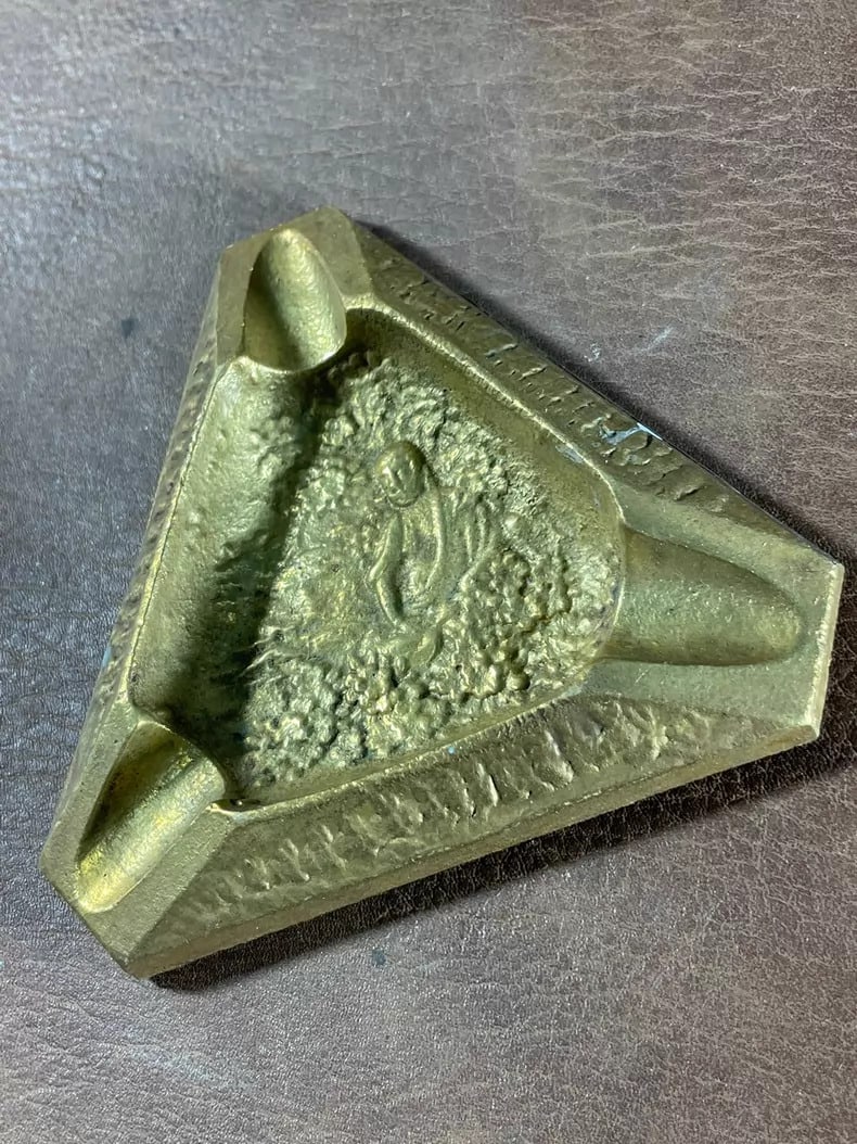 A fine copper ashtray triangular cigar fixture - 2