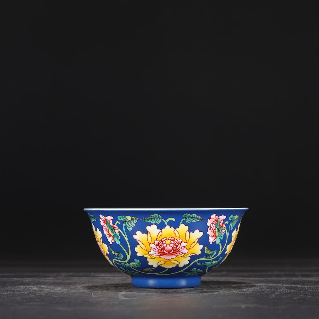 A palace bowl made in the Kangxi period of the Qing Dynasty: Qing Dynasty Kangxi year enamel entwined flower pattern palace bowl Size:H:7cm Calibre:15cm (The Dimensions Of All Batches Are Manually Measured.If You Need More Detailed Information, Please Contact O