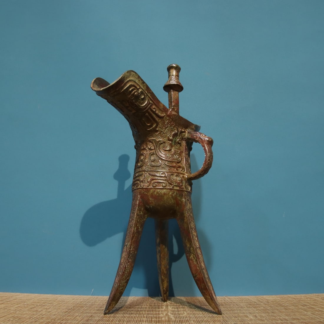 A fine bronze corner cup - 2