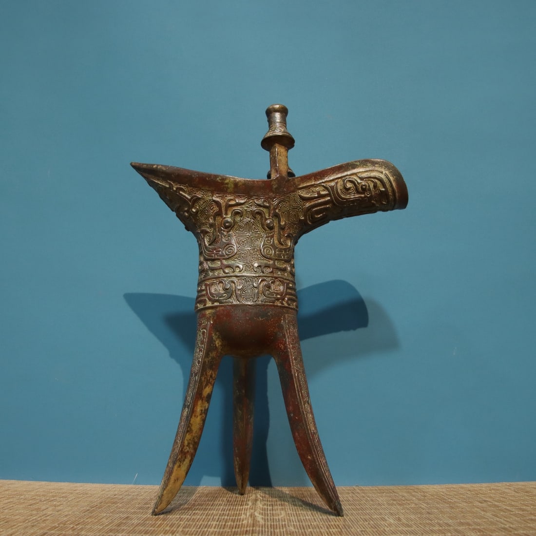 A fine bronze corner cup - 3