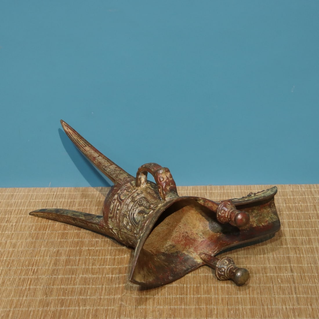 A fine bronze corner cup - 7
