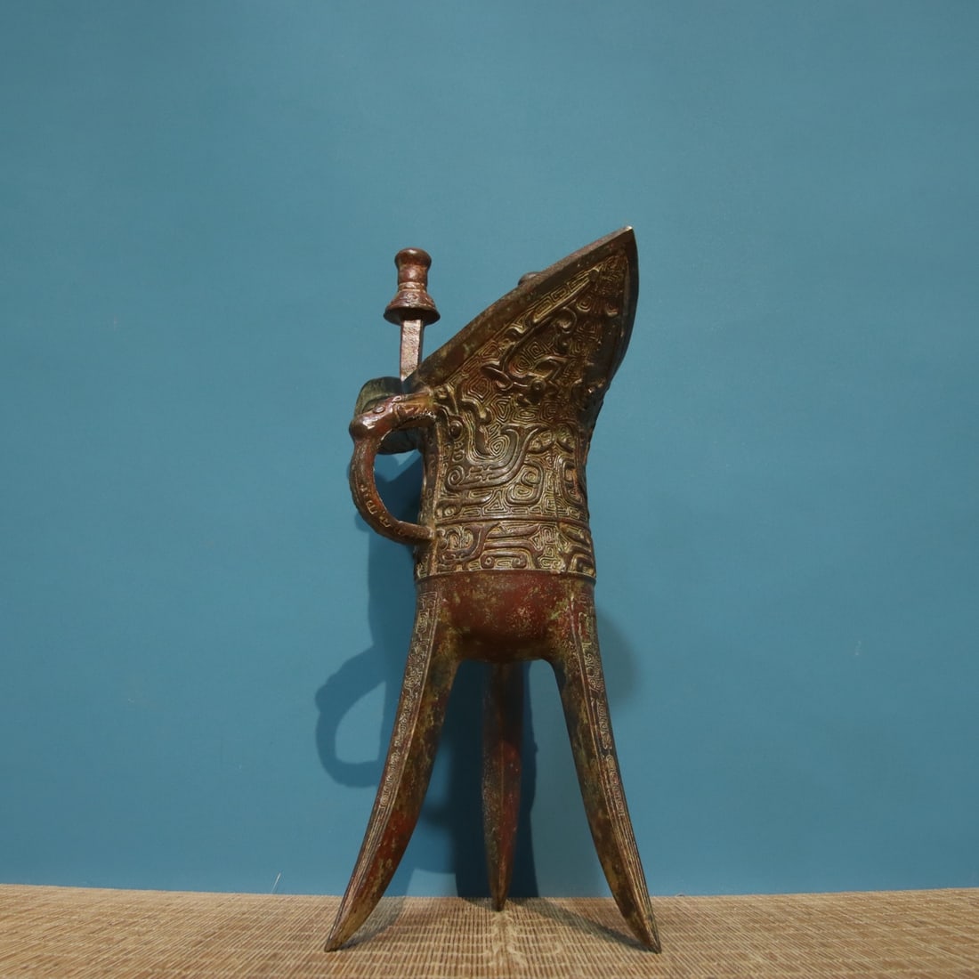 A fine bronze corner cup - 8
