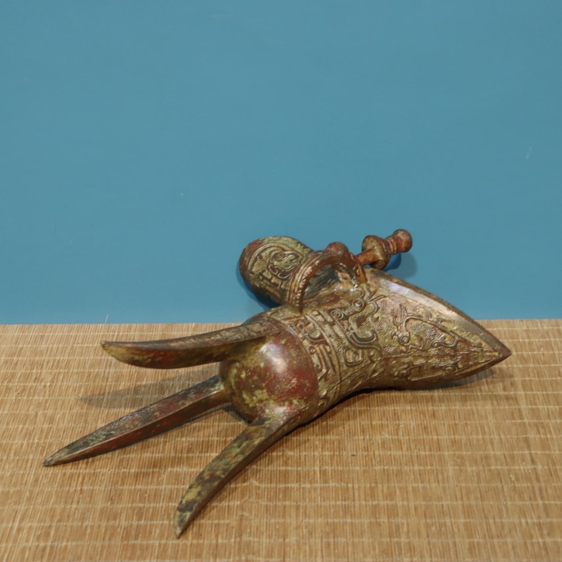 A fine bronze corner cup - 9