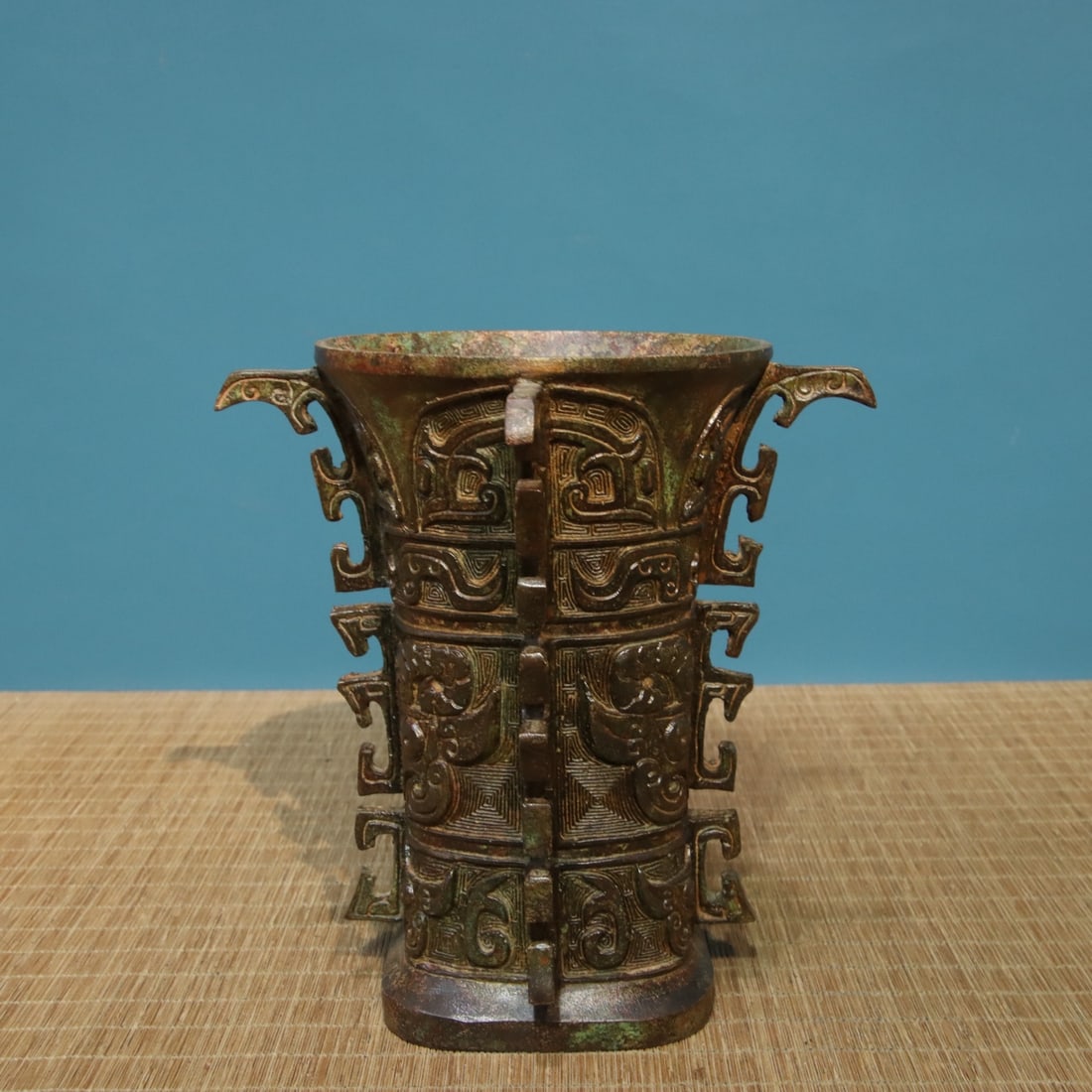 A fine bronze statue: Exquisite bronze statue Size:Calibre:13.5cm H:19.5cm W:2.05kg (The Dimensions Of All Batches Are Manually Measured.If You Need More Detailed Information, Please Contact Our Customer Service Before Bid