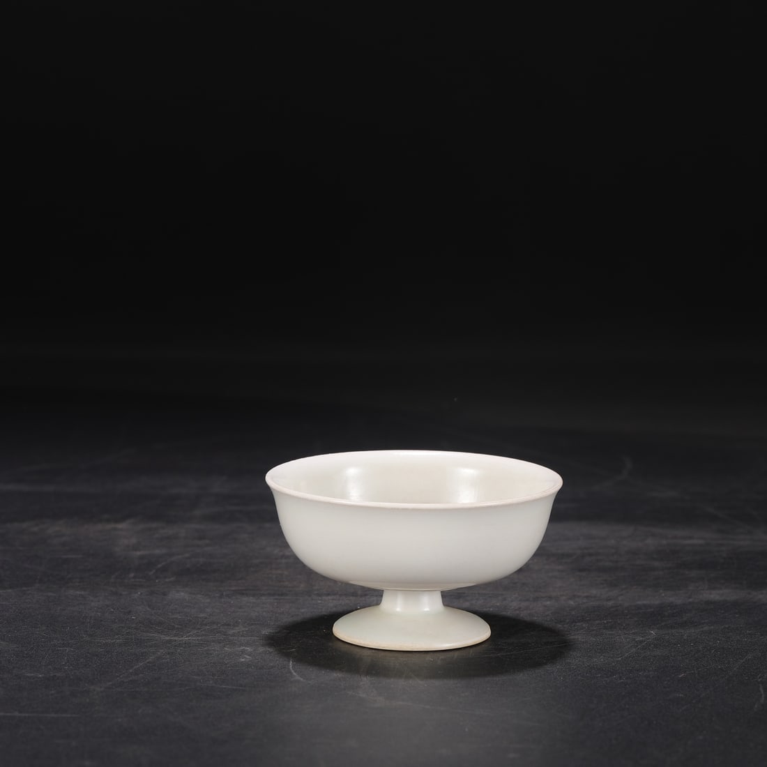 A white-glazed goblet from the Tang Dynasty punishment kiln: The white-glazed goblet of the Tang Dynasty punishment kiln Size:H:5cm Calibre:10cm (The Dimensions Of All Batches Are Manually Measured.If You Need More Detailed Information, Please Contact Our Custo