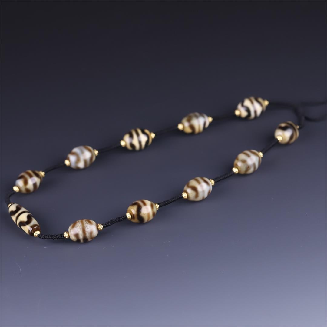A Qing Dynasty Huya Dzi necklace: Qing Dynasty's Huya Dzi necklace Size:2.1x1.7cm 3.8x1.3cm W:0.099kg (The Dimensions Of All Batches Are Manually Measured.If You Need More Detailed Information, Please Contact Our Customer Service Befo