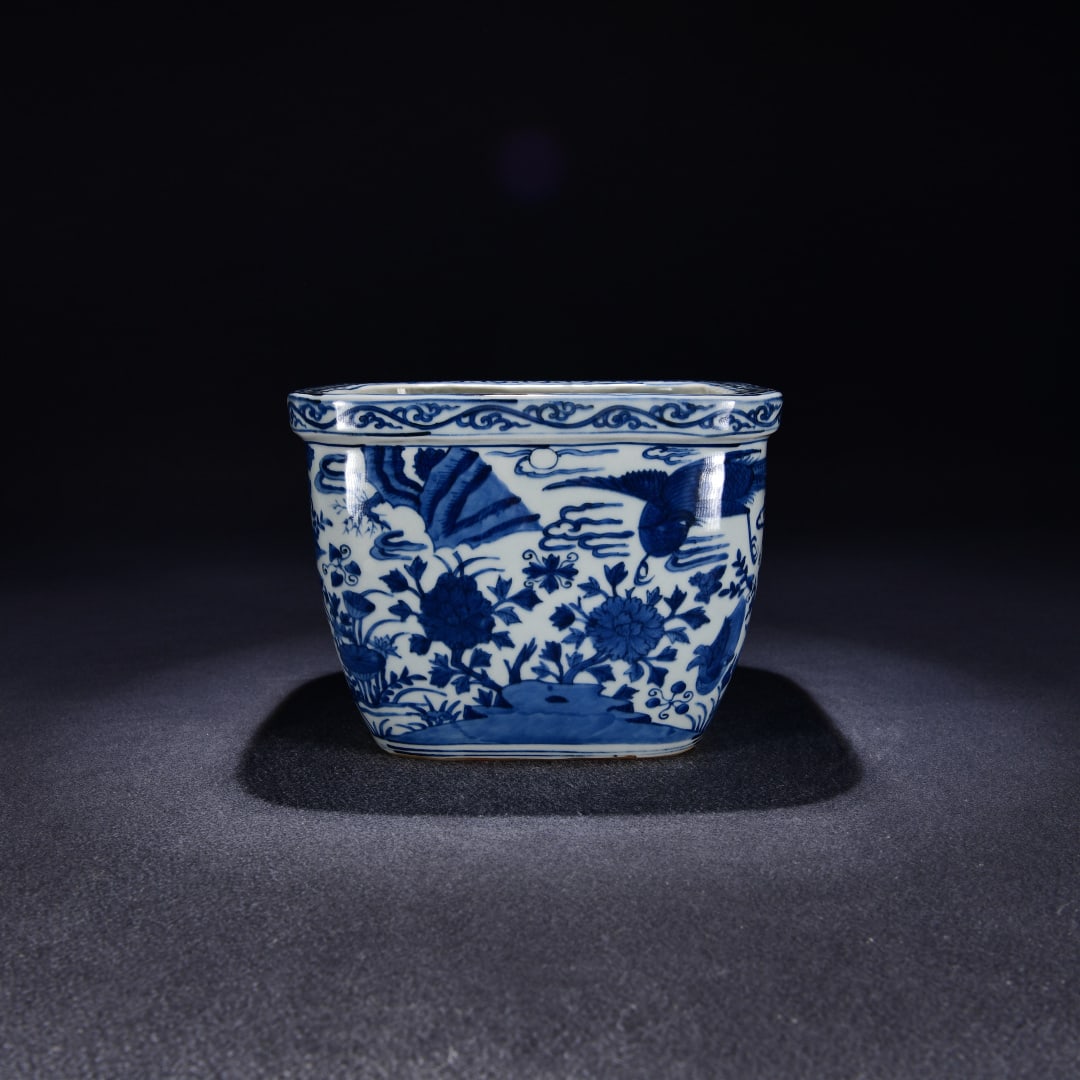 A square jar of blue and white flowers and birds made in the Ming Dynasty: The blue and white flower and bird picture square jar of the Ming Dynasty Wanli year Size:H:18cm W:24cm (The Dimensions Of All Batches Are Manually Measured.If You Need More Detailed Information, Plea