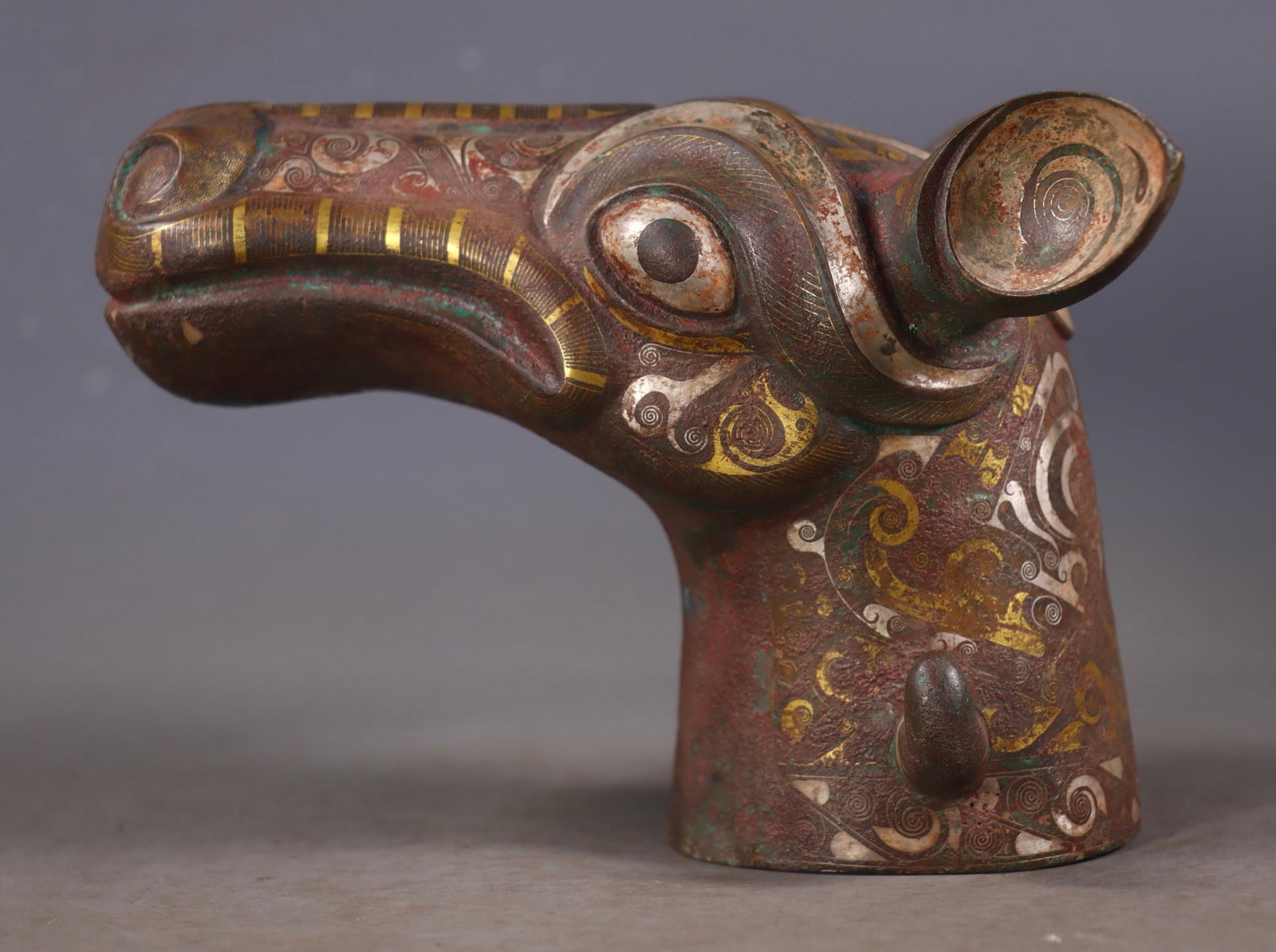 A bronze gold and silver horse head from the Han Dynasty's Zhenpin War period: During the Han Dynasty's Zhenpin War, the bronze gold and silver horse heads were wrong Size: L: 17.5 cm; W: 14 cm; H: 13 cm; Weight: 2.22 kg (The Dimensions Of All Batches Are Manually Measured.If Yo