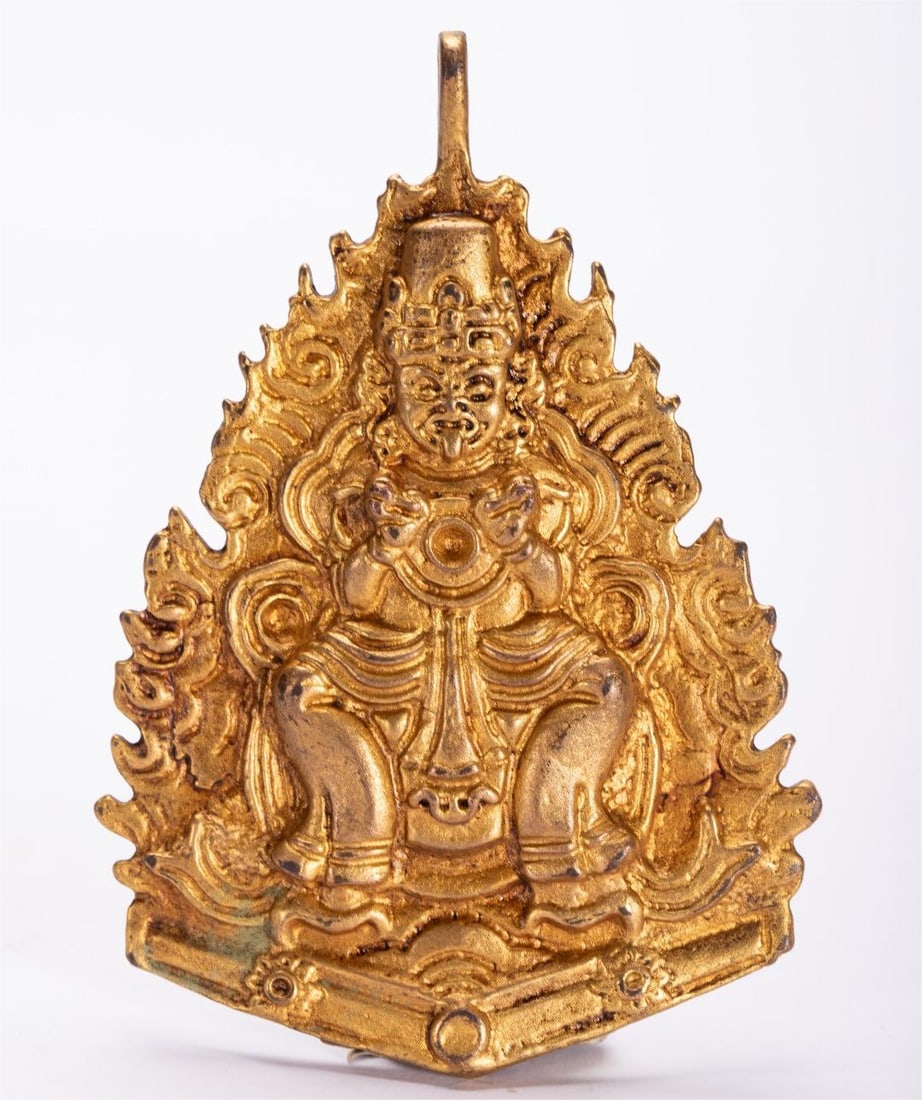 A fine copper-gilt plaque: Exquisite copper gilt plaque Size:L:10cm W:7cm W:0.11kg (The Dimensions Of All Batches Are Manually Measured.If You Need More Detailed Information, Please Contact Our Customer Service Before Bidding.)
