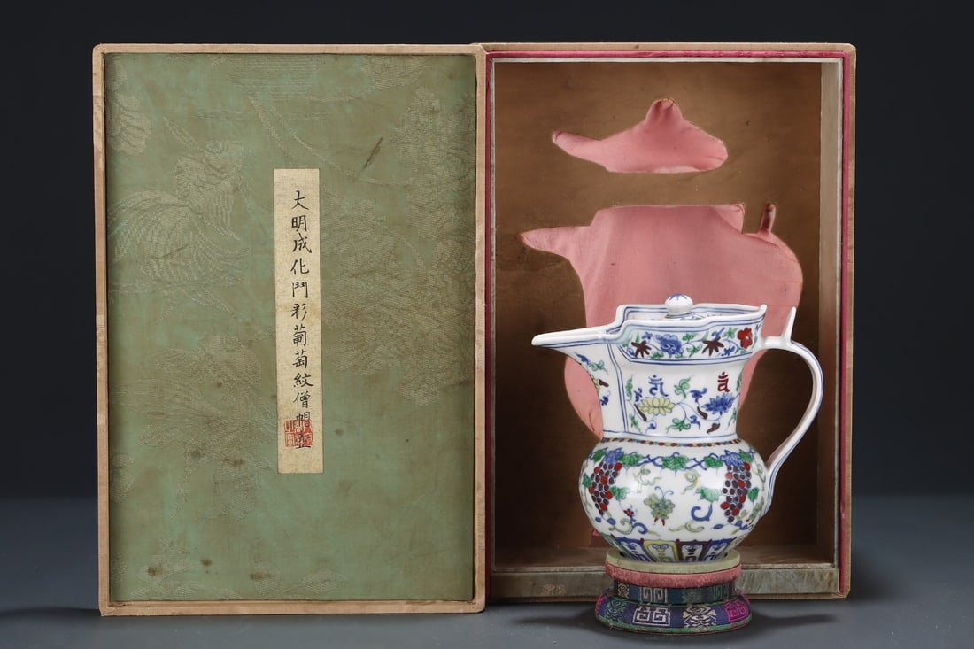 A Ming Dynasty Doucai grape-patterned monk's hat pot - 2