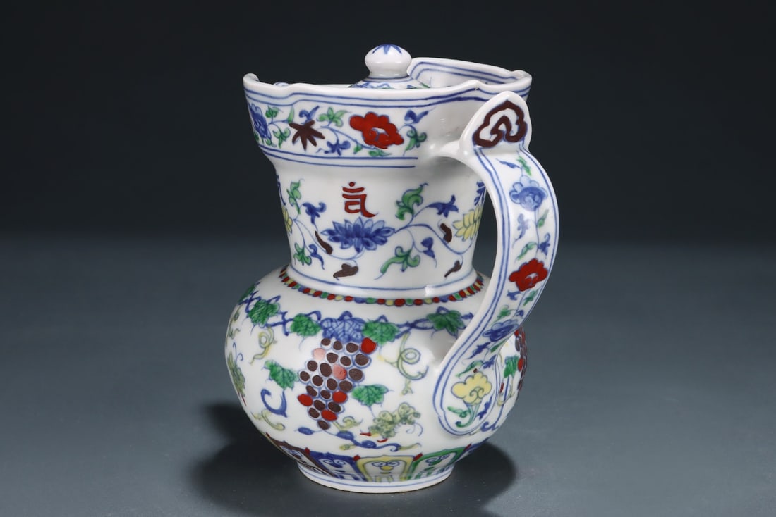 A Ming Dynasty Doucai grape-patterned monk's hat pot - 4