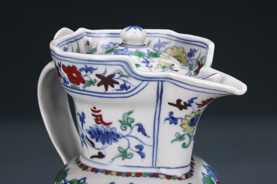 A Ming Dynasty Doucai grape-patterned monk's hat pot - 5