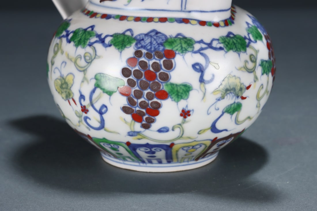 A Ming Dynasty Doucai grape-patterned monk's hat pot - 6
