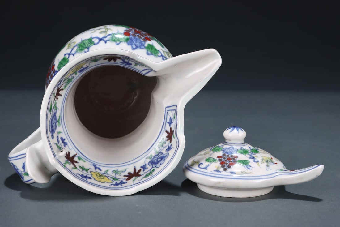 A Ming Dynasty Doucai grape-patterned monk's hat pot - 7