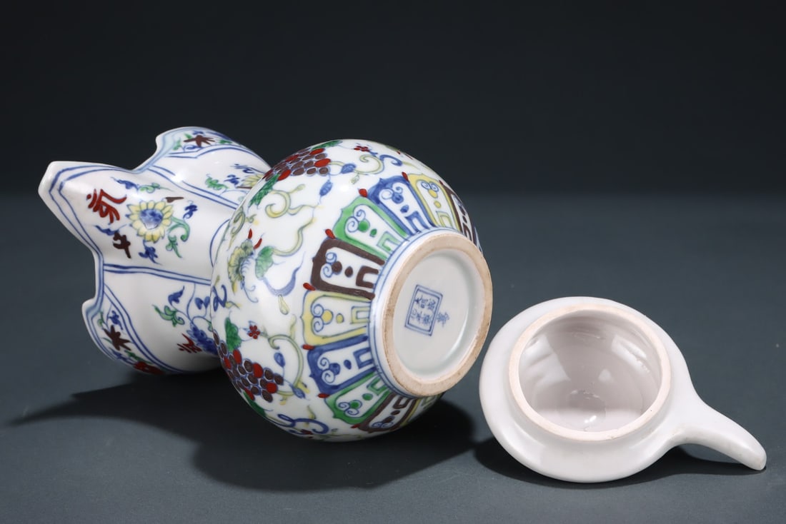 A Ming Dynasty Doucai grape-patterned monk's hat pot - 8