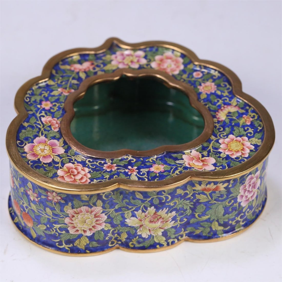 A Qing Dynasty copper tire painting enamel entwined flower ruyi wash: Qing Dynasty copper tire painting enamel entwined flower ruyi wash Size:11.5x10.2x3.9cm W:0.4476kg (The Dimensions Of All Batches Are Manually Measured.If You Need More Detailed Information, Please Co