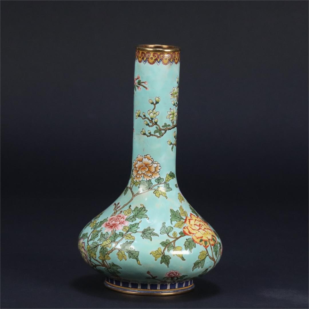 A long neck bottle made in the Qianlong period of the Qing Dynasty with copper gilt painting enamel: Qing Dynasty Qianlong year copper gilt painted enamel floral pattern long neck bottle Size:13.8x8.26cm W:0.196kg (The Dimensions Of All Batches Are Manually Measured.If You Need More Detailed Informat