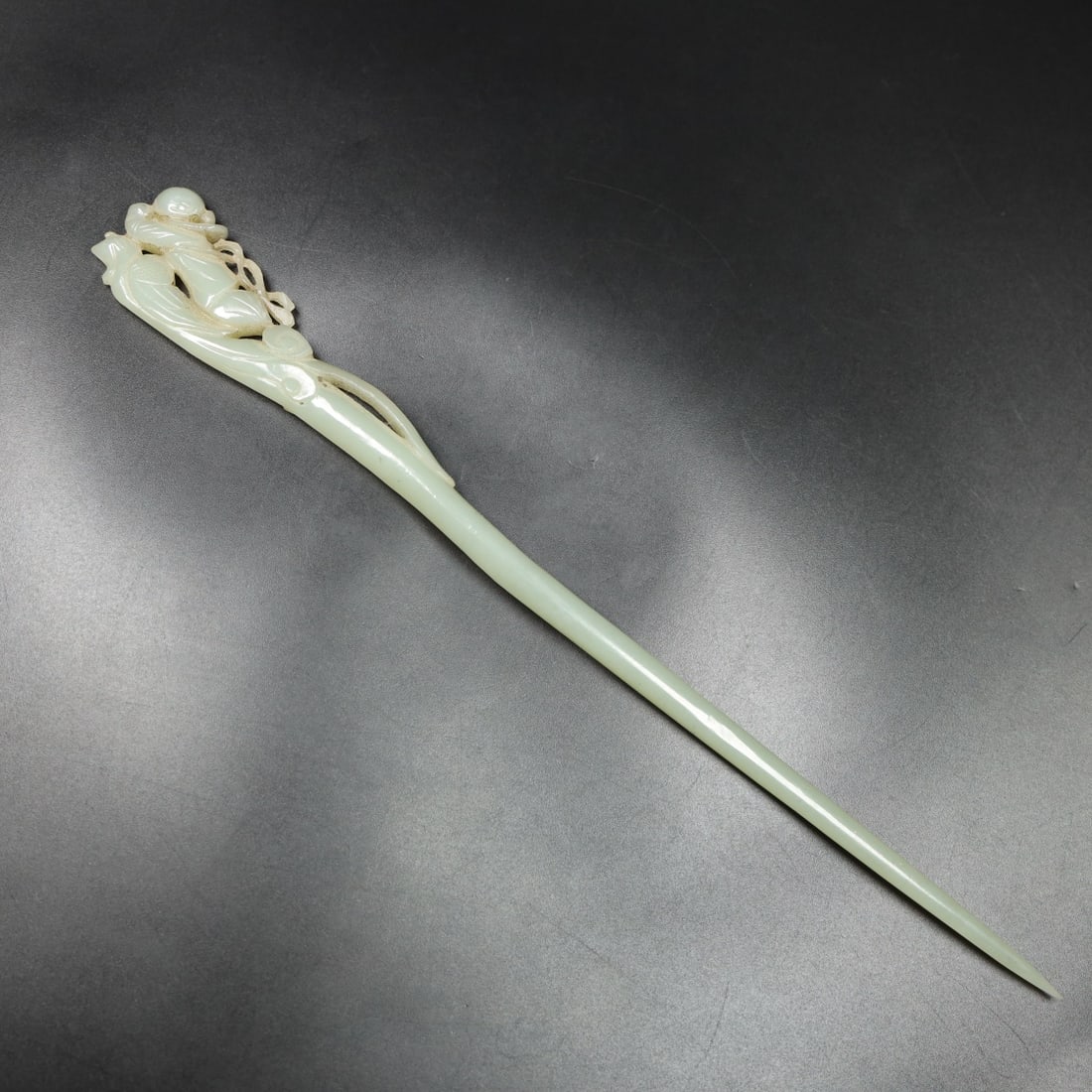 A beautiful Hetian jade hairpin: Exquisite Hetian jade hairpin Size:L:27.5cm W:3.2cm T:1cm W:0.0543kg (The Dimensions Of All Batches Are Manually Measured.If You Need More Detailed Information, Please Contact Our Customer Service Bef