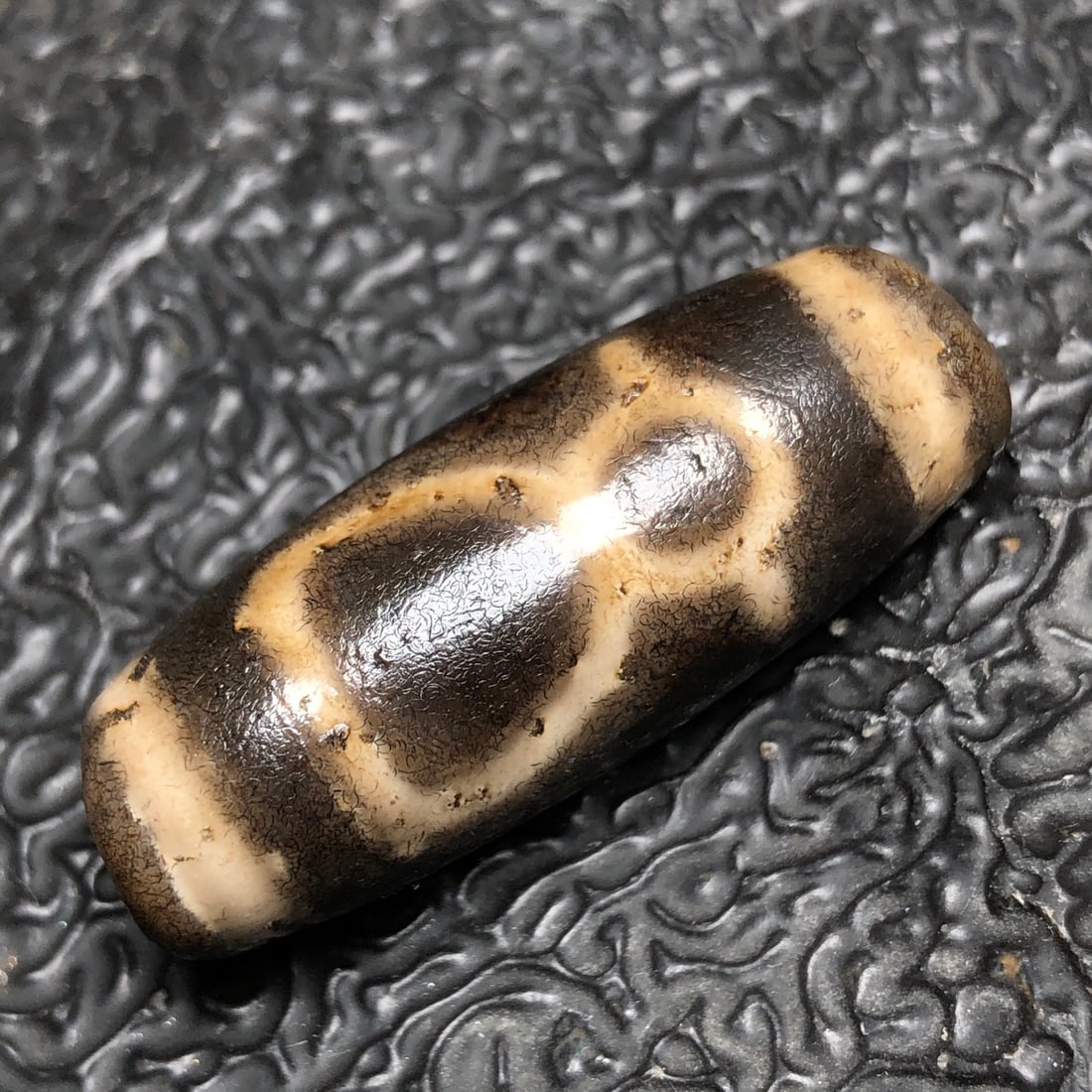 A beautiful noble Dzi: Exquisite noble dzi Size:3.5x1.3cm W:0.0088kg (The Dimensions Of All Batches Are Manually Measured.If You Need More Detailed Information, Please Contact Our Customer Service Before Bidding.)