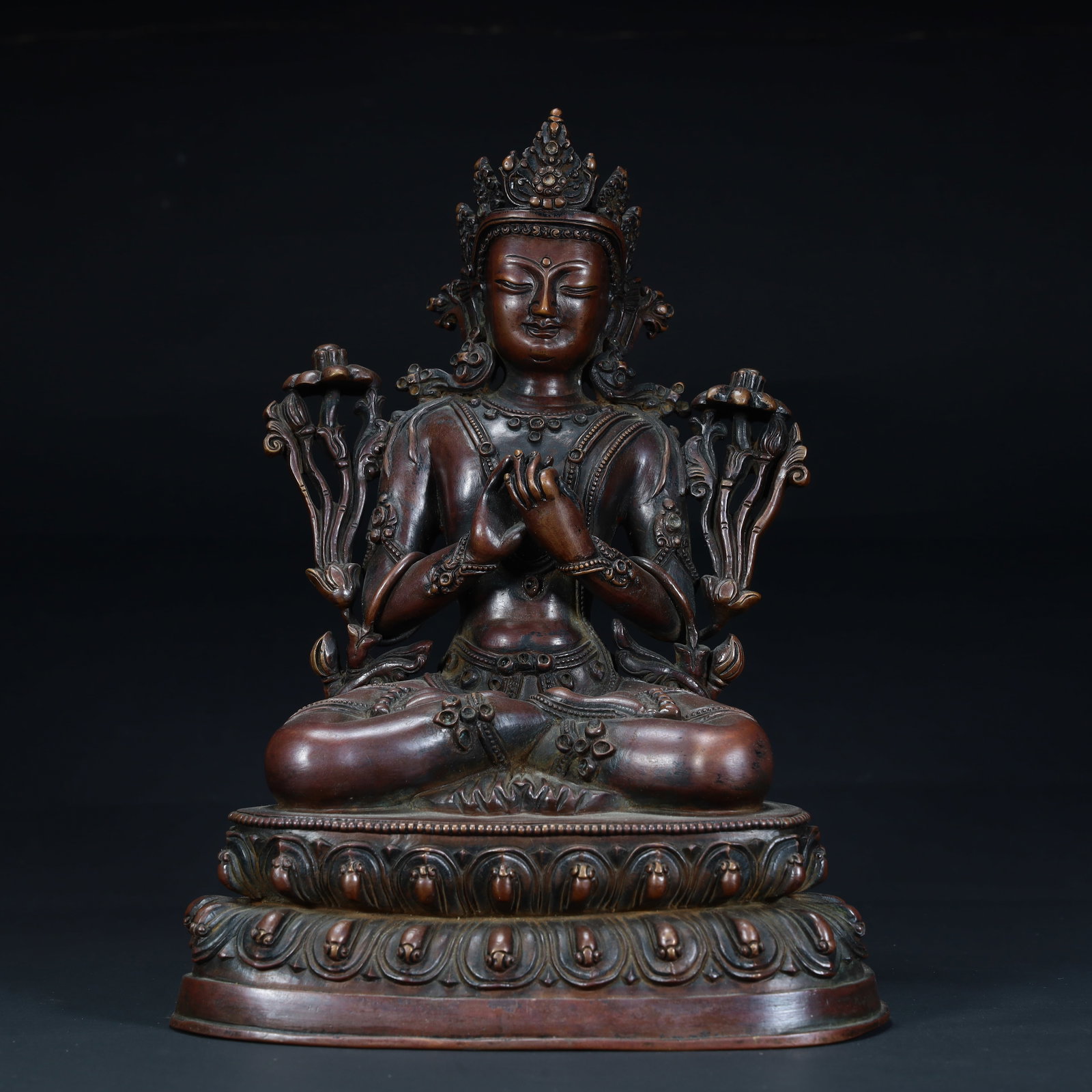 An 18th-century bronze statue of Guanyin with a lotus hand: 18th-century bronze lotus hand Guanyin statue Size:H:21cmxL:15.5cmxW:11.3cm W: 1.863kg (The Dimensions Of All Batches Are Manually Measured.If You Need More Detailed Information, Please Contact Our Cu