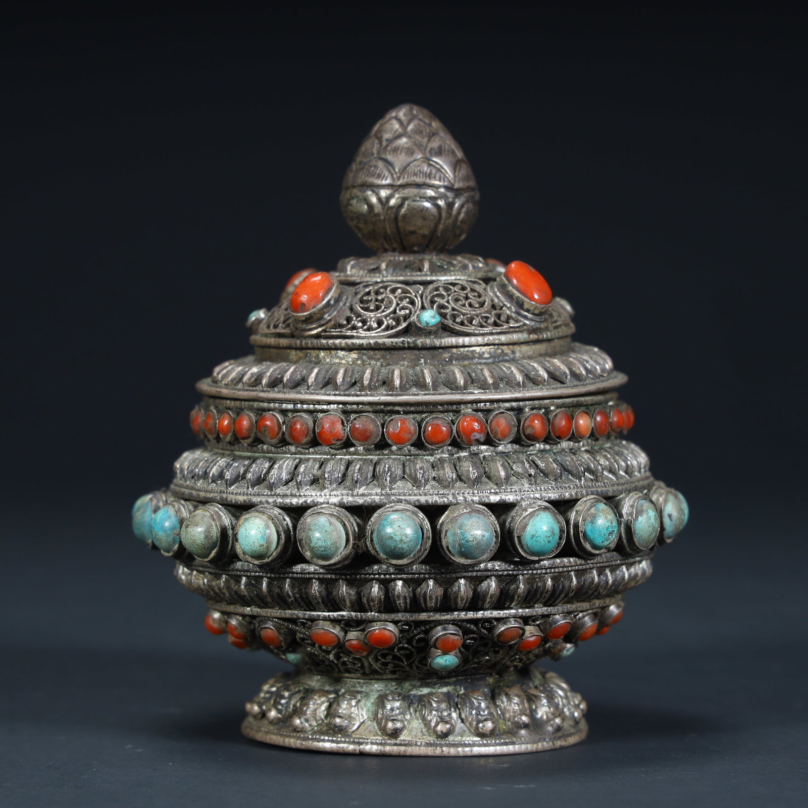 A sterling silver treasure lid box from the Qing Dynasty: Qing Dynasty sterling silver inlaid treasure lid box Size:H:9cmxL:7.5cmxW:7.5cm W: 0.1454kg (The Dimensions Of All Batches Are Manually Measured.If You Need More Detailed Information, Please Contact O