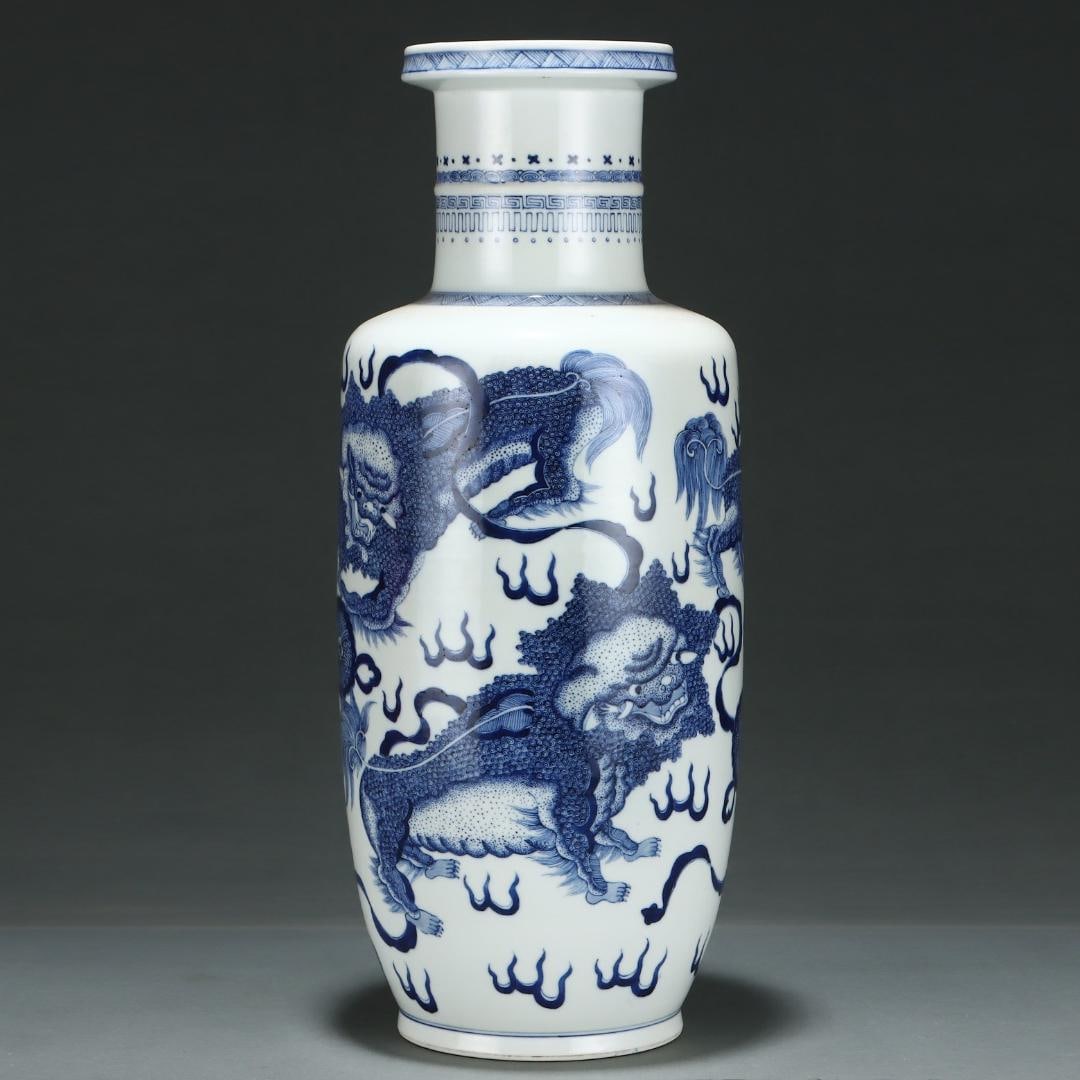 A red pastel flower and bird vase made in the Qianlong period of the Qing Dynasty: A red pastel flower and bird vase made in the Qianlong period of the Qing Dynasty Size: Belly Diameter: 11 cm; H: 22.8 cm (The Dimensions Of All Batches Are Manually Measured.If You Need More Detailed
