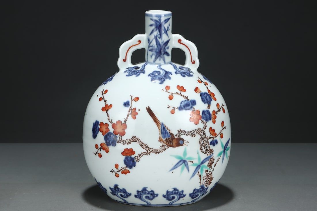 A colorful gourd bottle made in the Kangxi era of the Qing Dynasty (1 of 9)