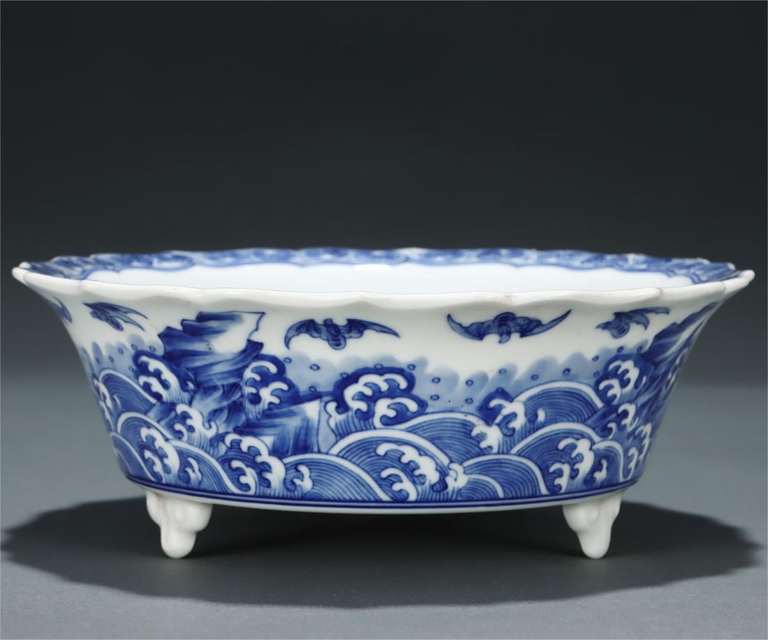 A three-legged wash of blue and white seawater beast pattern in the Qing Dynasty: The blue and white seawater auspicious beast pattern three-legged wash in the Qing Dynasty Size:H:7.2cm Belly diameter:19.3cm (The Dimensions Of All Batches Are Manually Measured.If You Need More Deta