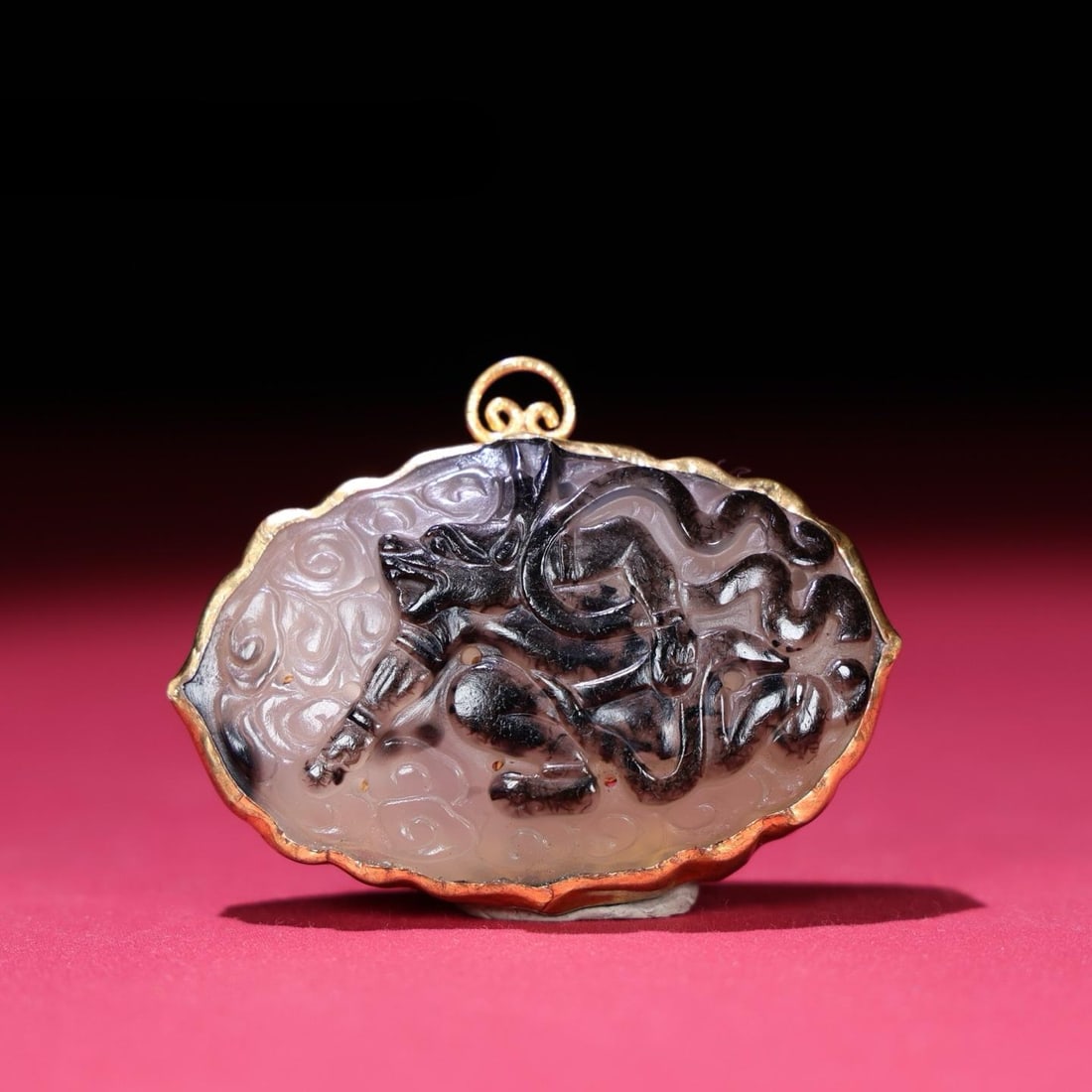 A beautiful agate gilt filigree carved beast: Exquisite agate gilt filigree carved beasts Size:64x50x13mm W:50g (The Dimensions Of All Batches Are Manually Measured.If You Need More Detailed Information, Please Contact Our Customer Service Before