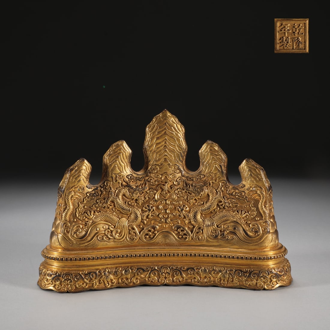 A copper-gilt pen holder from the Qing Dynasty: A copper-gilt pen holder in the Qing Dynasty Size:H:14.3cm W:21.7cm W:1.4kg (The Dimensions Of All Batches Are Manually Measured.If You Need More Detailed Information, Please Contact Our Customer Serv