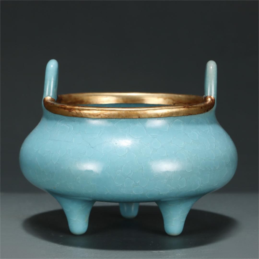 An ice-cracked gold-filled three-legged incense burner from the Ru kiln in the Song Dynasty (1 of 9)