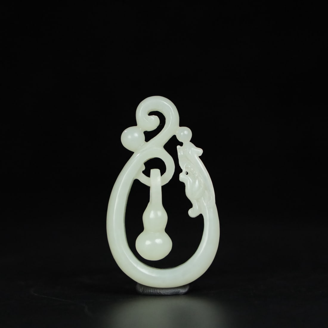 A beautiful Hetian jade pendant: Exquisite Hetian jade pendant Size:L:5.7cm W:3.3cm T:1.2cm W:0.017kg (The Dimensions Of All Batches Are Manually Measured.If You Need More Detailed Information, Please Contact Our Customer Service Bef