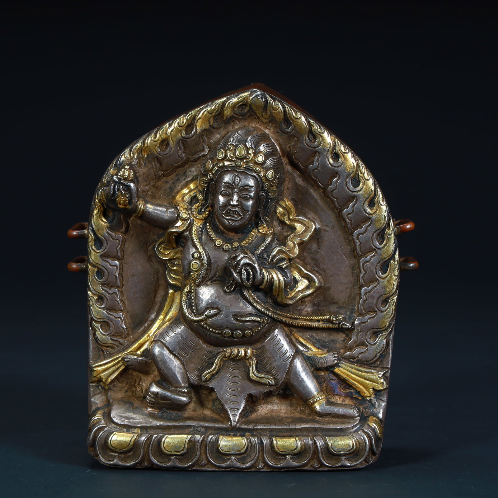 A silver-gilt diamond hand protector Gawu box of the Qing Dynasty: Qing Dynasty's silver-gilt diamond hand protector Gawu box Size:H:10cmxL:9cmxW:3.5cm W: 0.144kg (The Dimensions Of All Batches Are Manually Measured.If You Need More Detailed Information, Please Conta