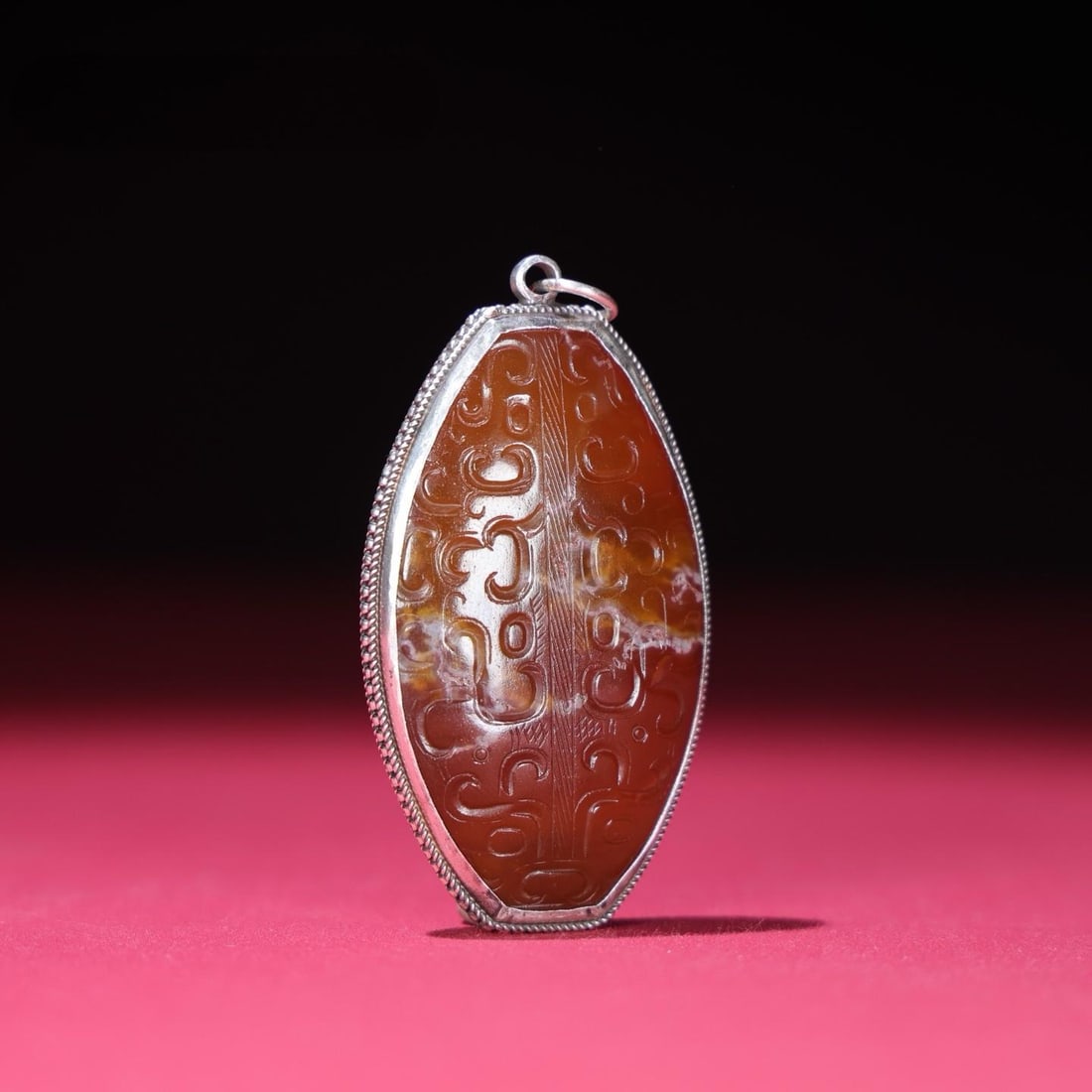 A beautiful old onyx pendant: Exquisite old agate pendant Size:65x35x13mm W:46g (The Dimensions Of All Batches Are Manually Measured.If You Need More Detailed Information, Please Contact Our Customer Service Before Bidding.)