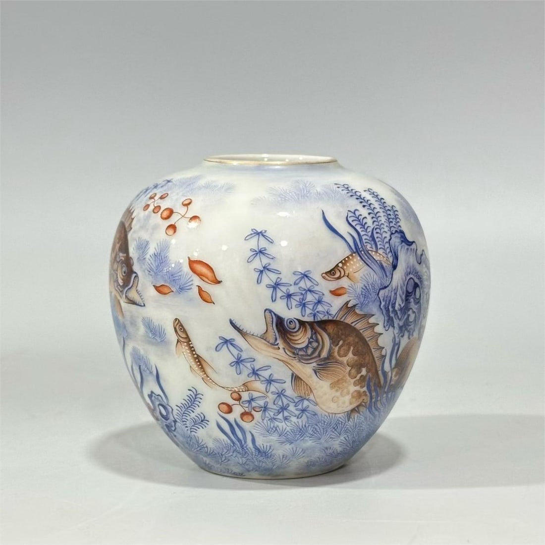 A piece of enamel colored emerald fish algae pattern apple statue of the Qing Dynasty: Qing Dynasty enamel green material fish algae pattern apple vessel Size:H:8cm Belly diameter:8cm Calibre:3.5cm (The Dimensions Of All Batches Are Manually Measured.If You Need More Detailed Informatio