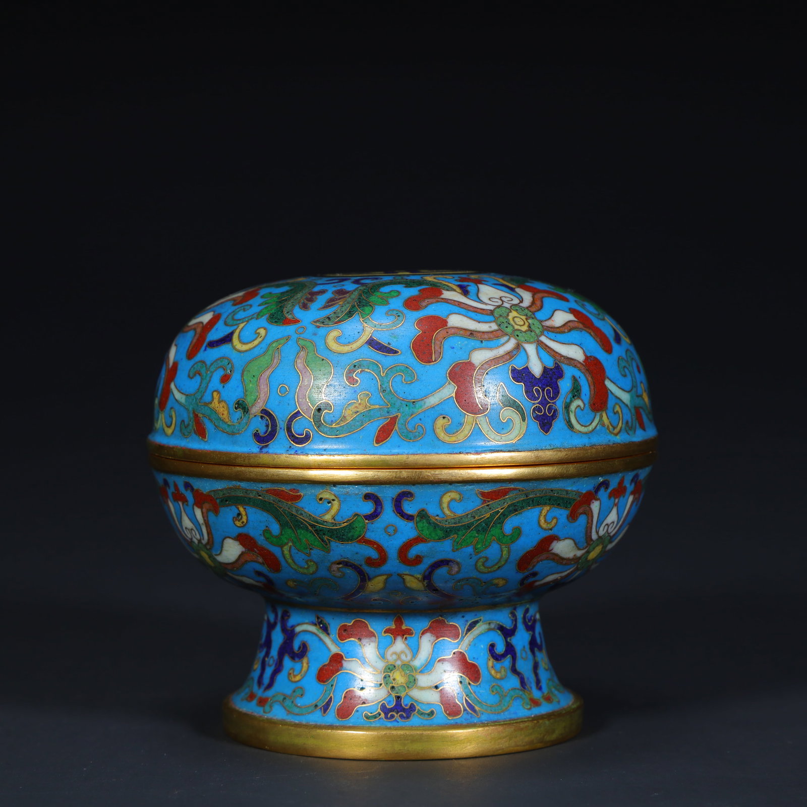 A beautiful copper-tired cloisonné enamel entwined floral high-foot lid box: Exquisite copper tire cloisonné enamel entwined floral pattern high foot lid box Size:H:8cmxL:9cmxW:9cm W: 0.412kg (The Dimensions Of All Batches Are Manually Measured.If You Need More Detailed Infor