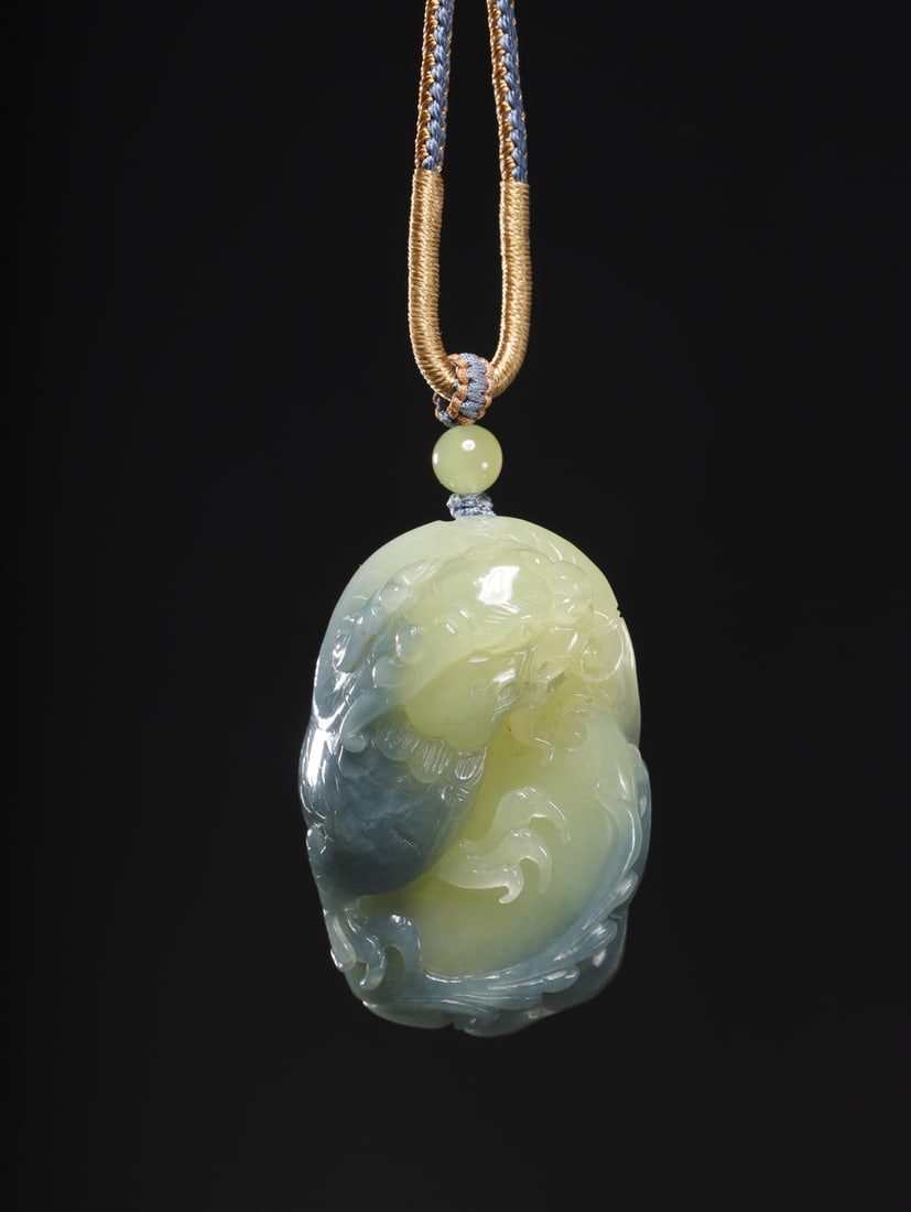 A beautiful Hetian jade Guanyin pendant (1 of 4)