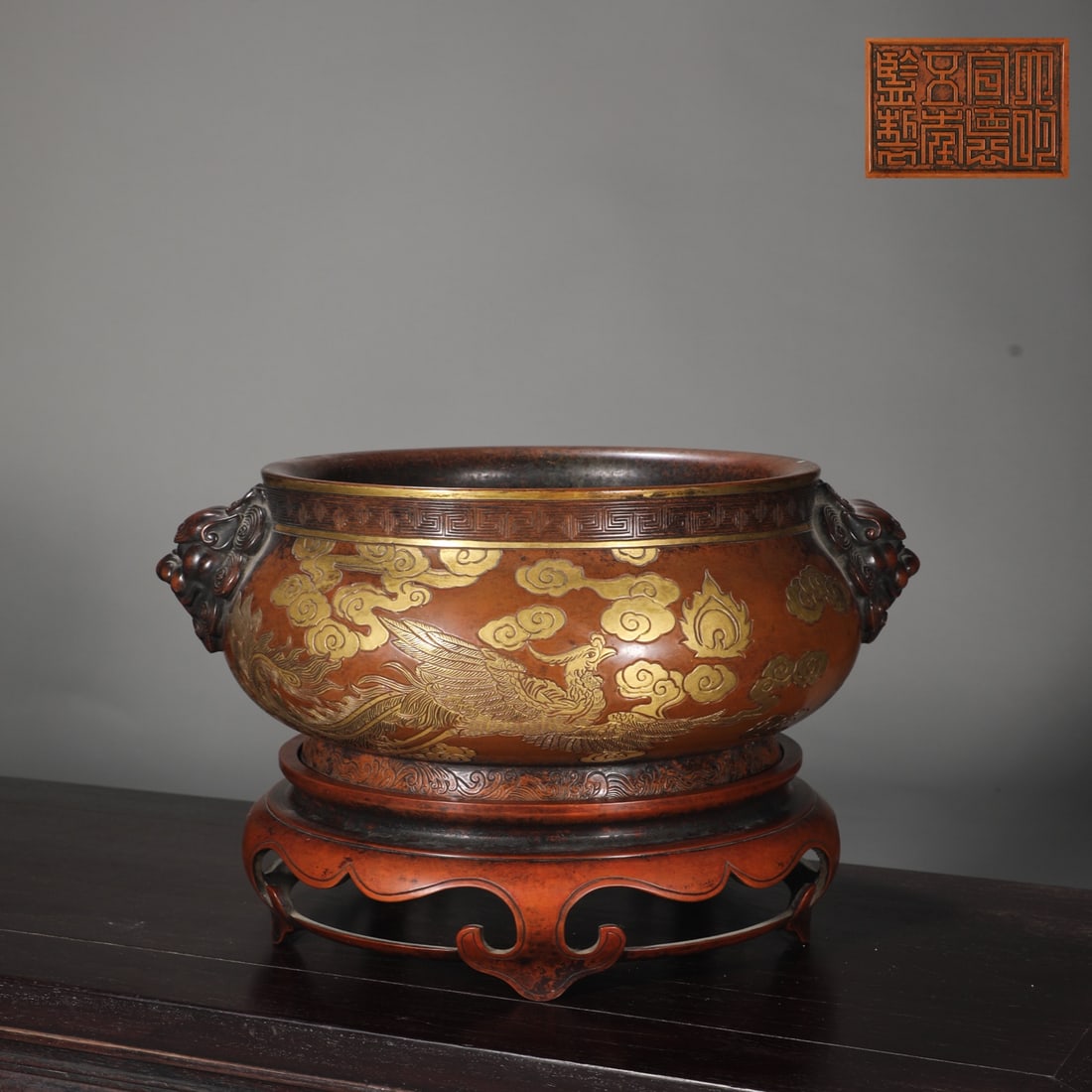 A copper-tired gilt phoenix and a chirping-patterned lion head ear furnace of the Ming Dynasty: The copper tire gilt phoenix and the chirping lion head ear furnace of the Ming Dynasty Size:H:20cm Calibre:23.7cm Belly diameter:27.2cm Ear distance:33cm W:14.05kg (The Dimensions Of All Batches Are 