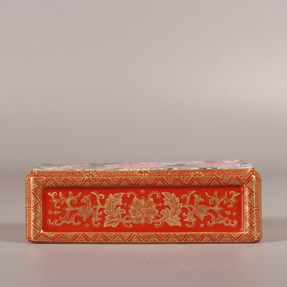 A Qing Dynasty enamel alum red gold-painted kaleidoscope paperweight: Qing Dynasty enamel alum red gold-painted kaleidoscope paperweight Size:H:3.8cm L:11.6cm W:4.6cm (The Dimensions Of All Batches Are Manually Measured.If You Need More Detailed Information, Please Cont