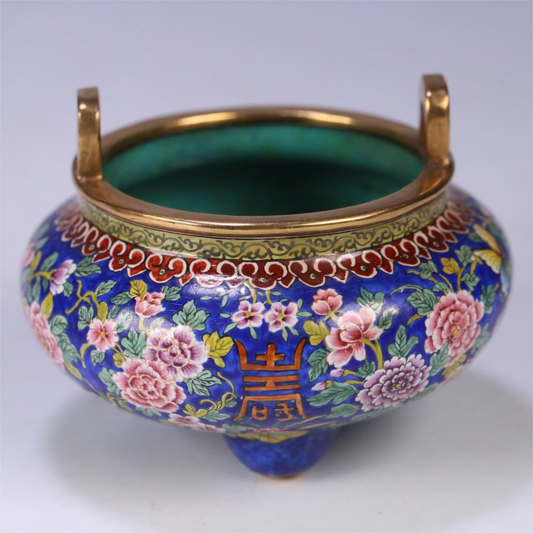 A copper-tired painting enamel three-legged amphora made in the Qianlong period of the Qing Dynasty (1 of 9)