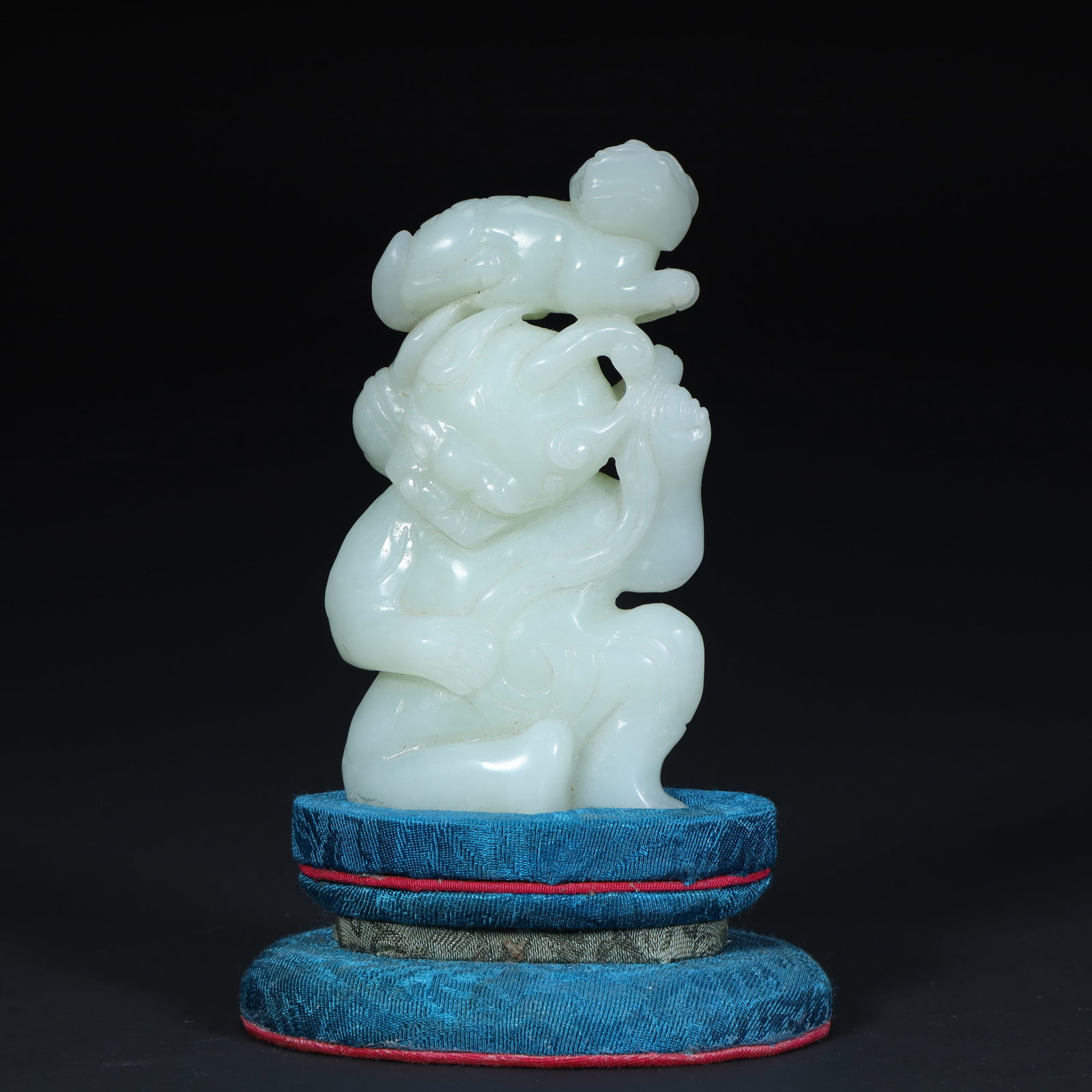 A beautiful white jade carved figure Shanzi ornament: Exquisite white jade carved figure Shanzi ornament Size:H:10.5cmxL:6cmxW:2.5cm W: 0.187kg (The Dimensions Of All Batches Are Manually Measured.If You Need More Detailed Information, Please Contact Our