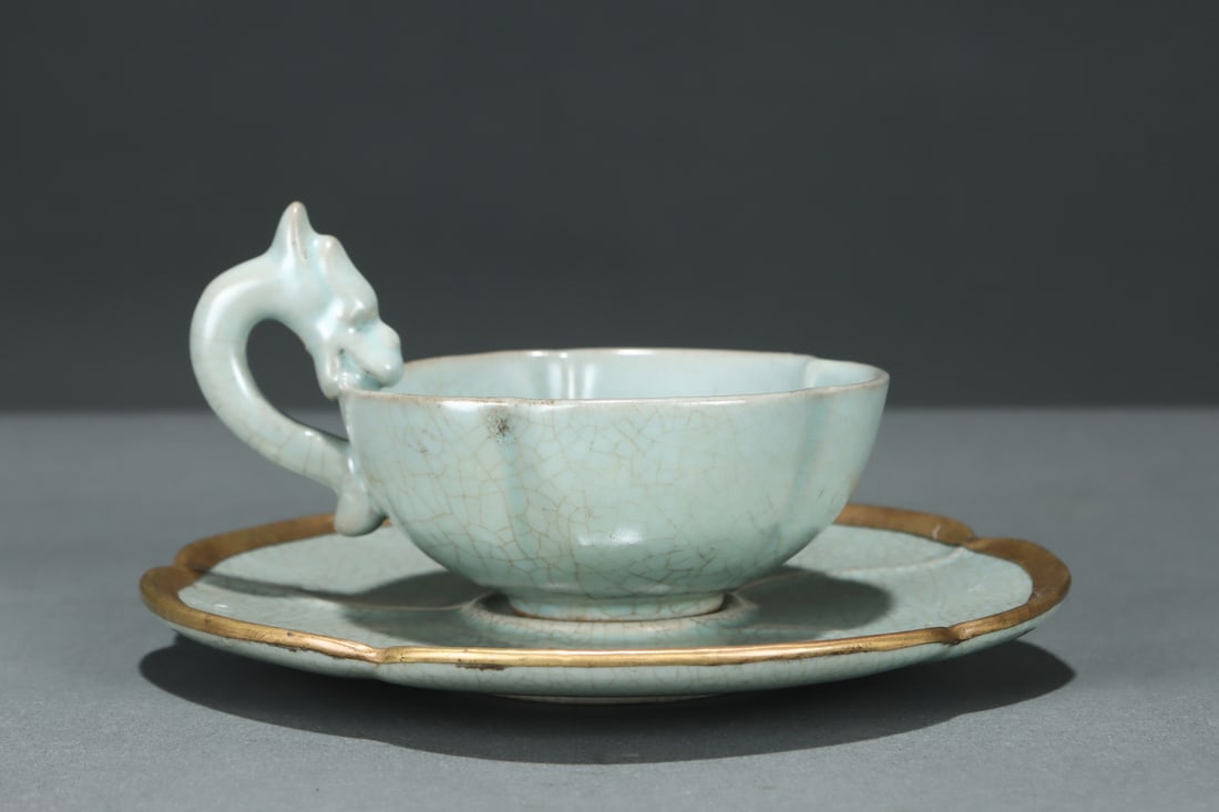 A Doucai entwined floral pattern amphora made in the Qianlong period of the Qing Dynasty: Qing Dynasty Qianlong year Doucai entwined floral pattern amphora Size: Belly Diameter: 16.6 cm; H: 29.4 cm (The Dimensions Of All Batches Are Manually Measured.If You Need More Detailed Information, 