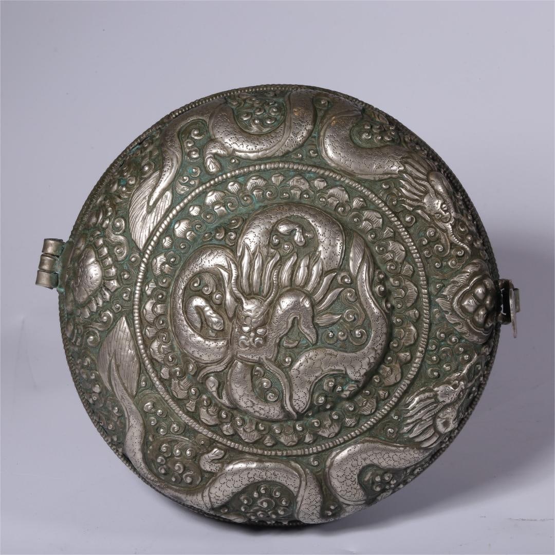 A silver engraved dragon pattern bazaar pattern lid box of the Qing Dynasty (1 of 10)